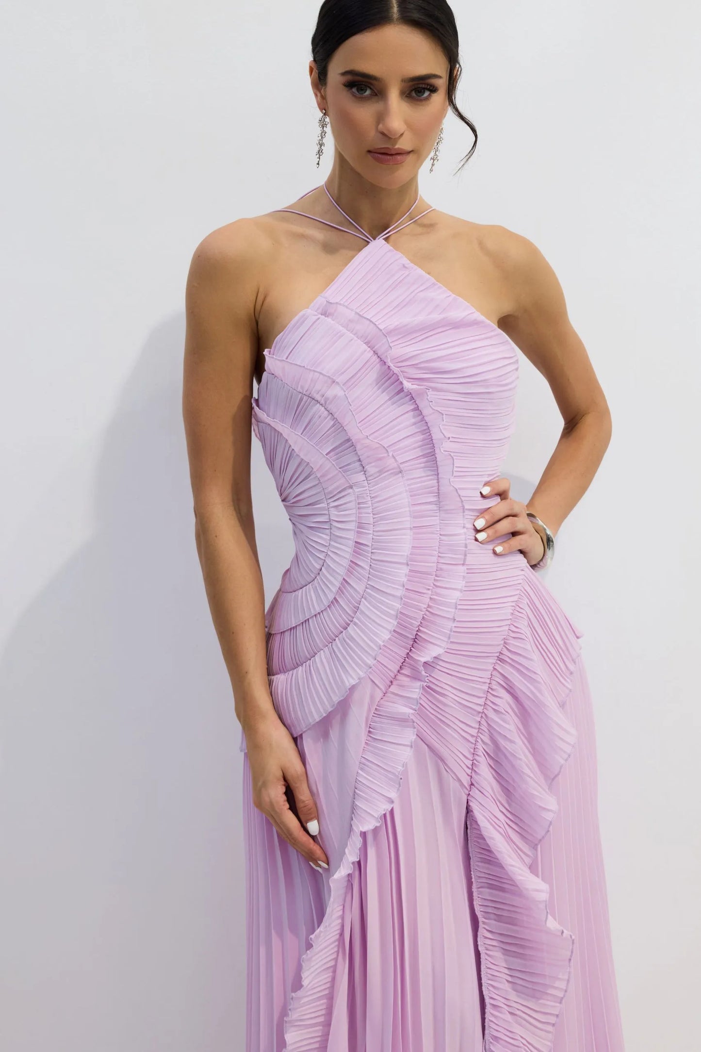 VESTIDO MIDI PLISADO ASIMÉTRICO CON CUELLO ALTER