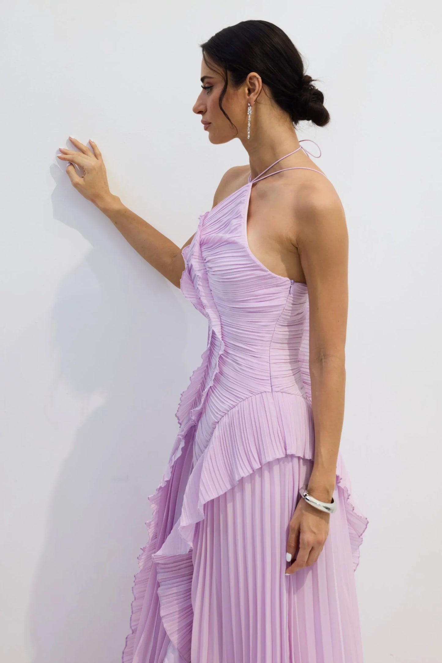 VESTIDO MIDI PLISADO ASIMÉTRICO CON CUELLO ALTER
