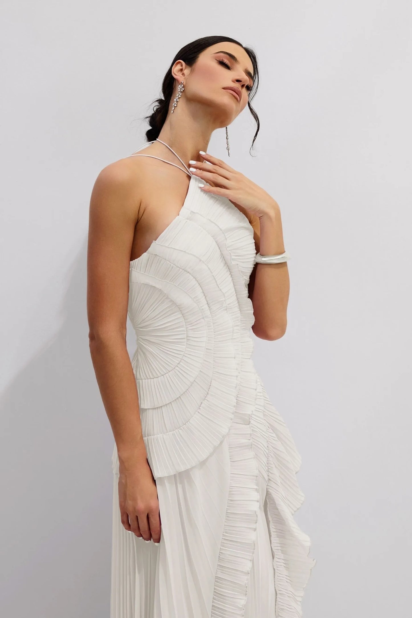 VESTIDO MIDI PLISADO ASIMÉTRICO CON CUELLO ALTER