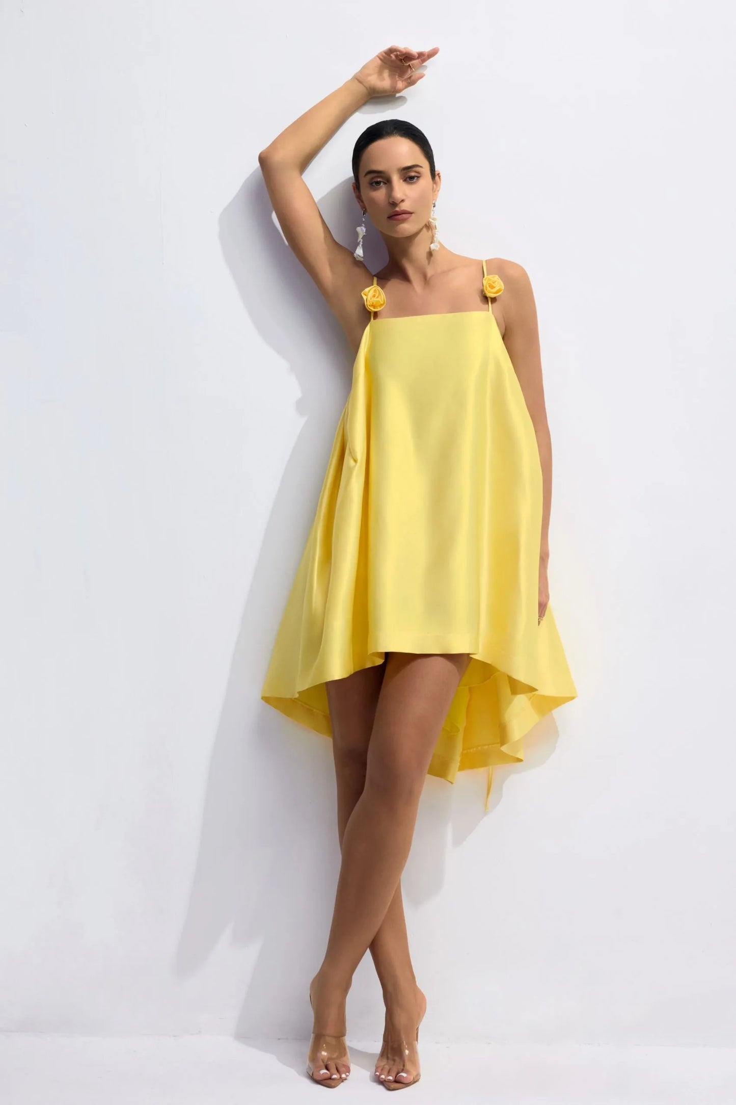 NATALI - VESTIDO MINI AMARILLO CON TIRANTES FINOS FLORALES ELEGANTES