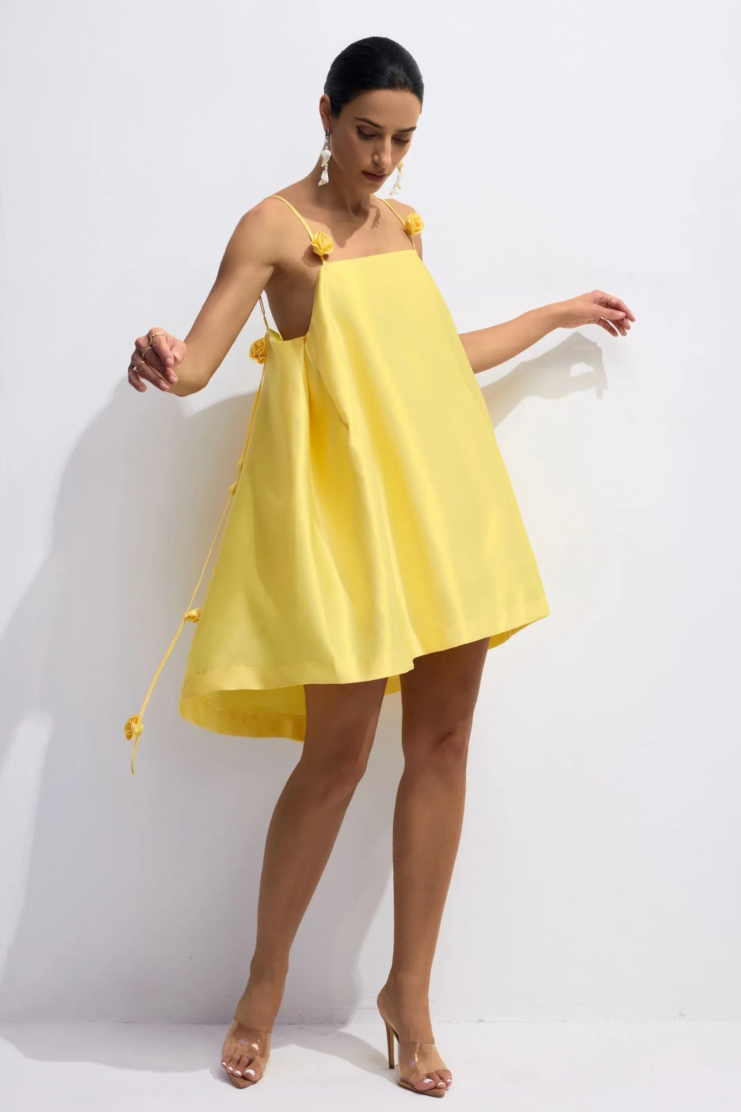 NATALI - VESTIDO MINI AMARILLO CON TIRANTES FINOS FLORALES ELEGANTES